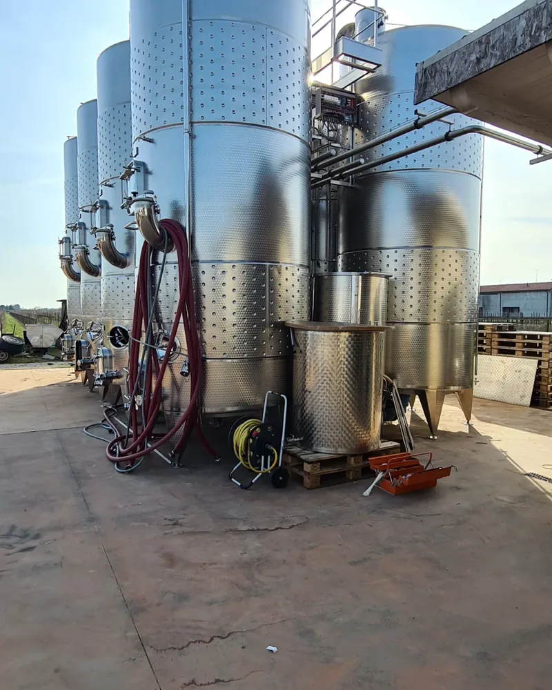Serbatoi di fermentazione in acciaio inox all'aperto, con le passerelle in alto