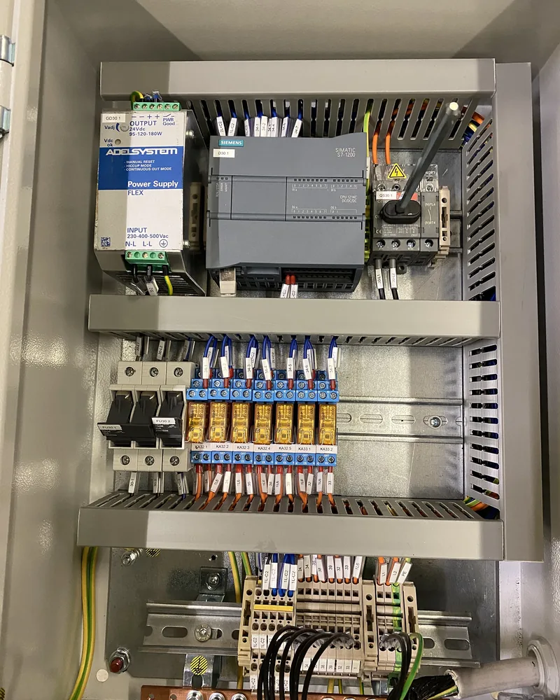 Cassetta elettrica per il carroponte con PLC Siemens S7-1200, alimentatore e relè