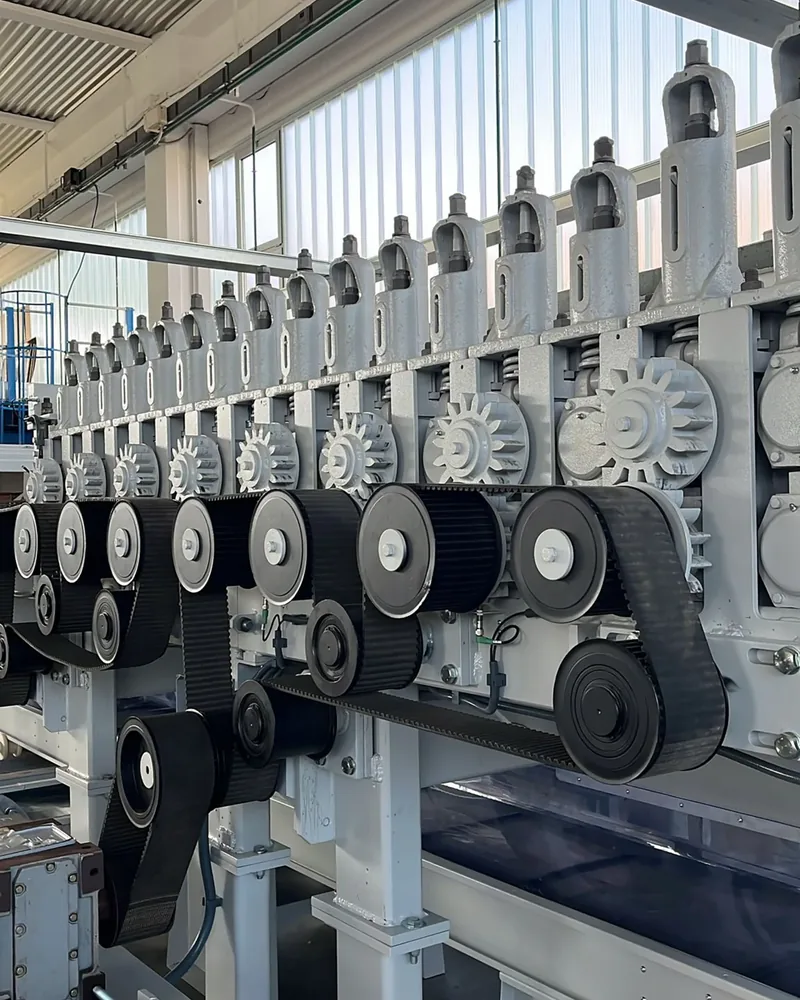 Linea di stigliatura della canapa: la fila di rulli con le pulegge e le cinghie dentate