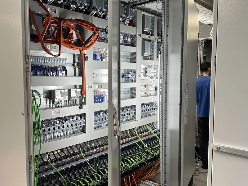 Quadro elettrico aperto durante la messa in servizio, con i cavi collegati in morsettiera