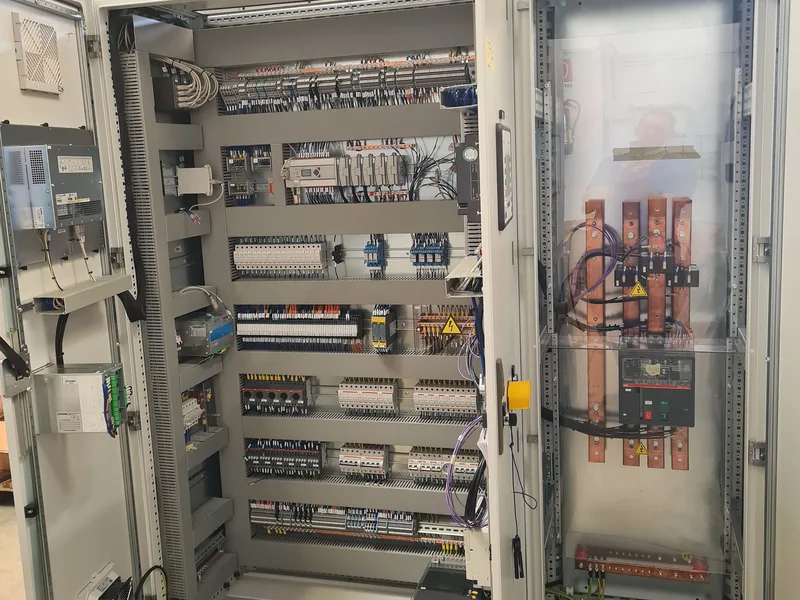 Quadro elettrico aperto: a sinistra i comandi, a destra la potenza con le barre in rame