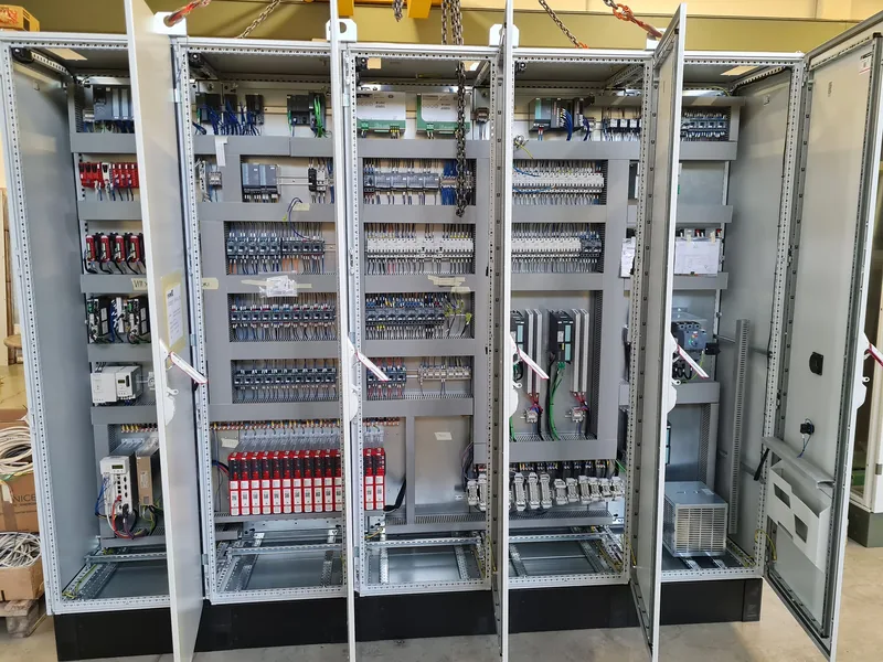 Quadro elettrico a più ante completamente cablato, aperto in officina