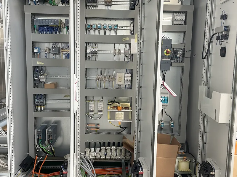 Quadro elettrico a più ante aperto, pronto per le verifiche di collaudo