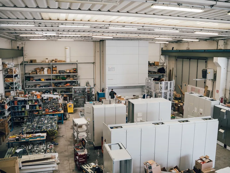 Il reparto di produzione dei quadri elettrici, con gli armadi in lavorazione