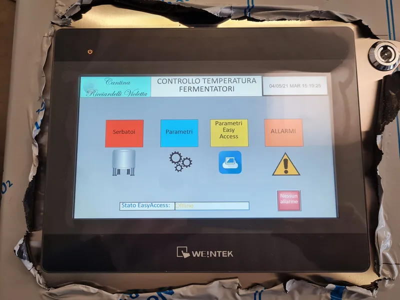 Pannello Weintek con la pagina principale del controllo temperatura dei fermentatori