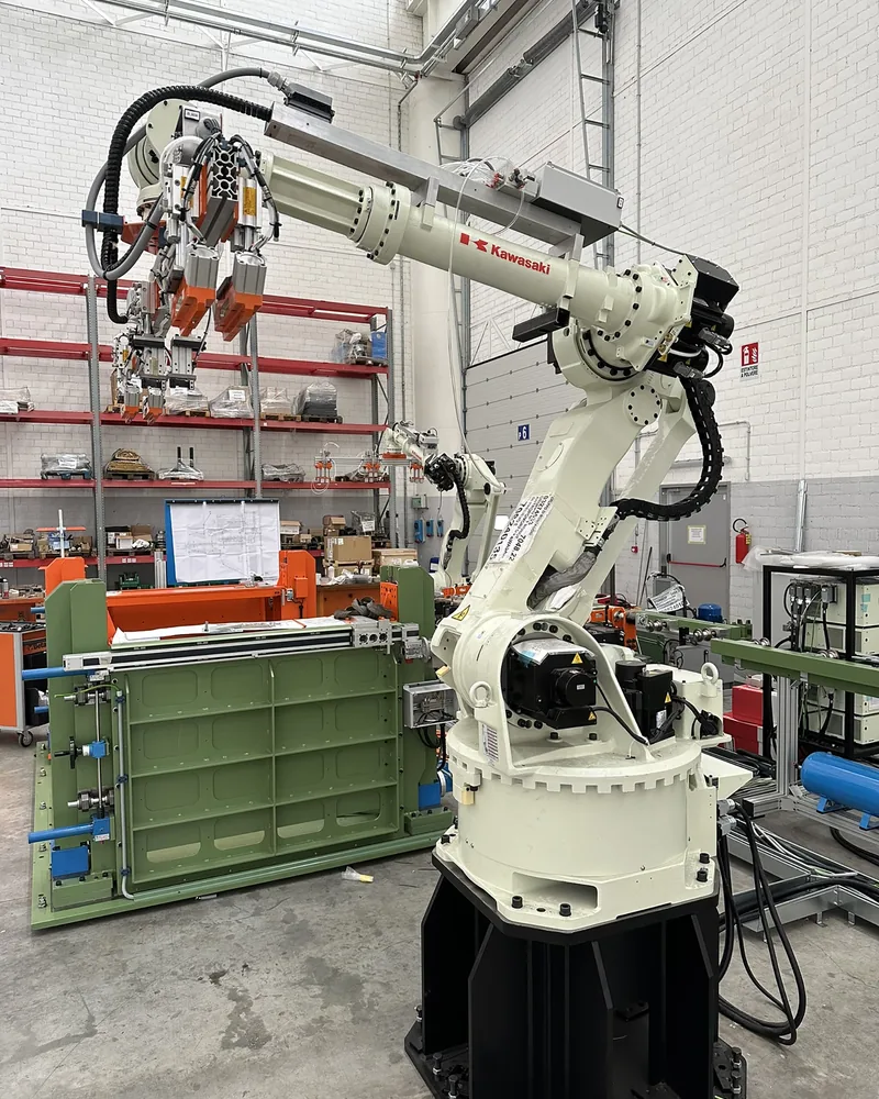Robot industriale Kawasaki con la pinza montata sul polso