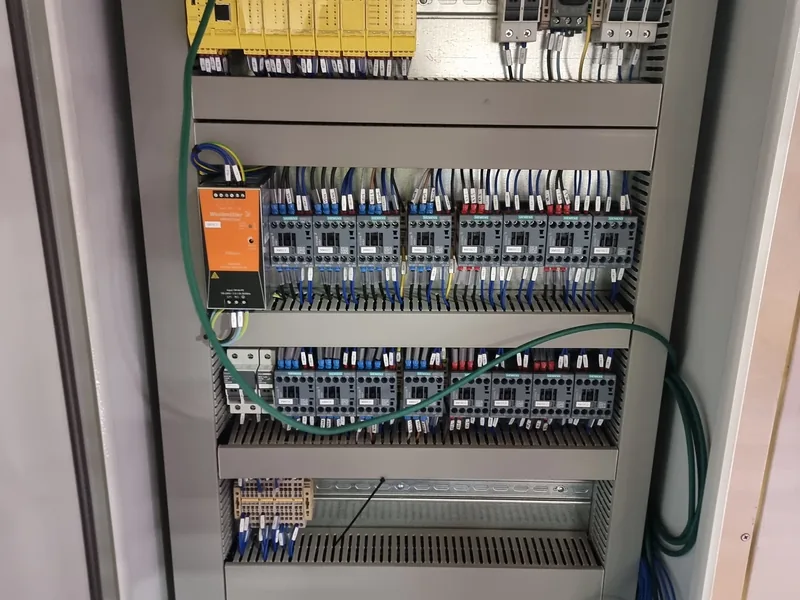 Quadro elettrico con il controllore di sicurezza, i contattori e le morsettiere