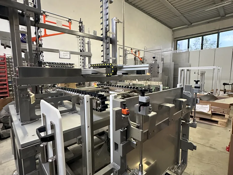 Macchina automatica in acciaio inox quasi finita, nel capannone