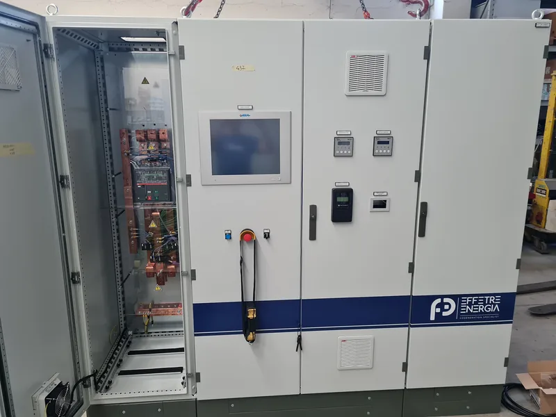 Quadro di controllo a più ante con pannello operatore, strumenti di misura e pulsante di emergenza