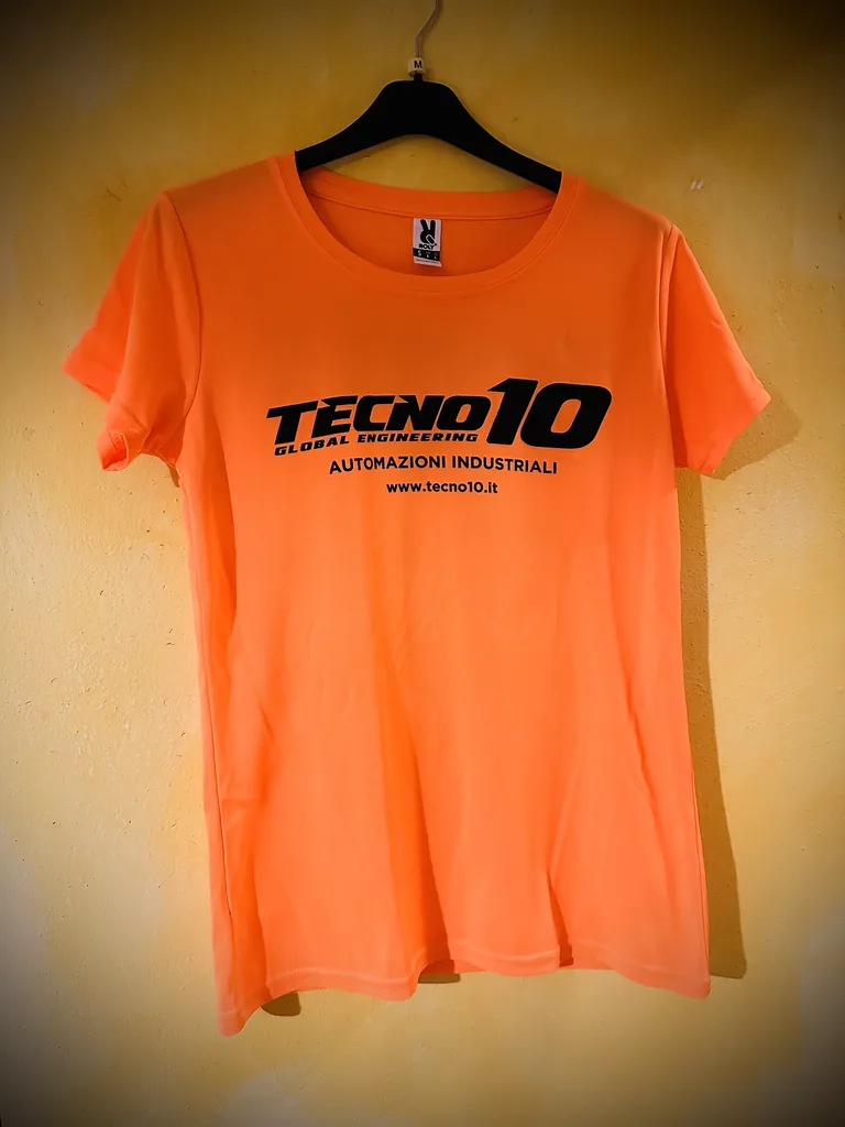 Maglietta arancione con il logo Tecno10
