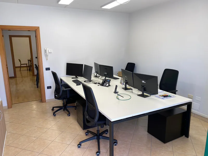 Ufficio tecnico con le postazioni di lavoro