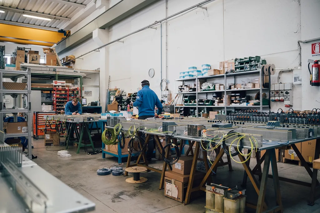 L’officina Tecno10 con i banchi di cablaggio