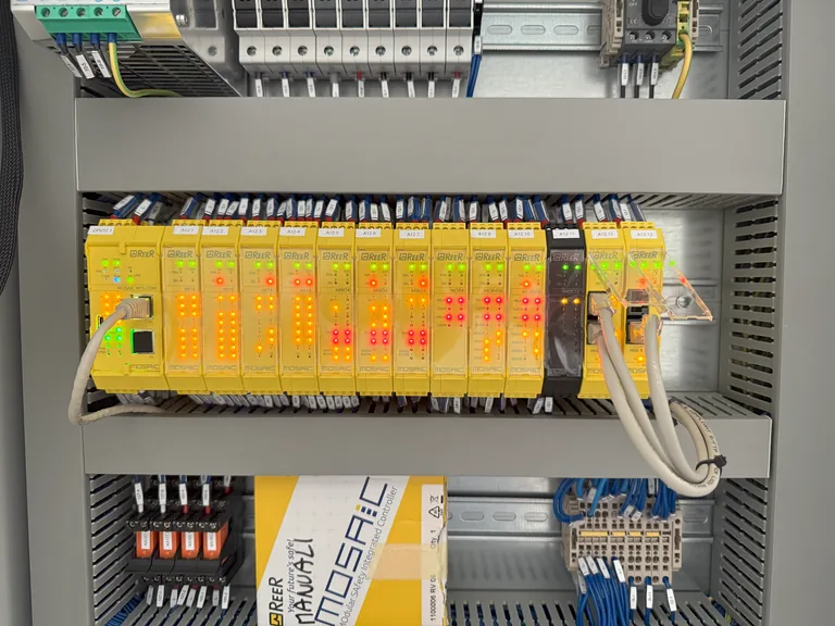 Moduli del PLC di sicurezza ReeR Mosaic accesi, nel quadro delle sicurezze