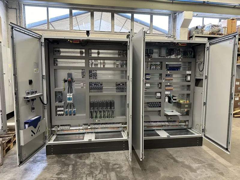 Quadro UL a due armadi aperto in officina, con protezioni, azionamenti e morsettiere