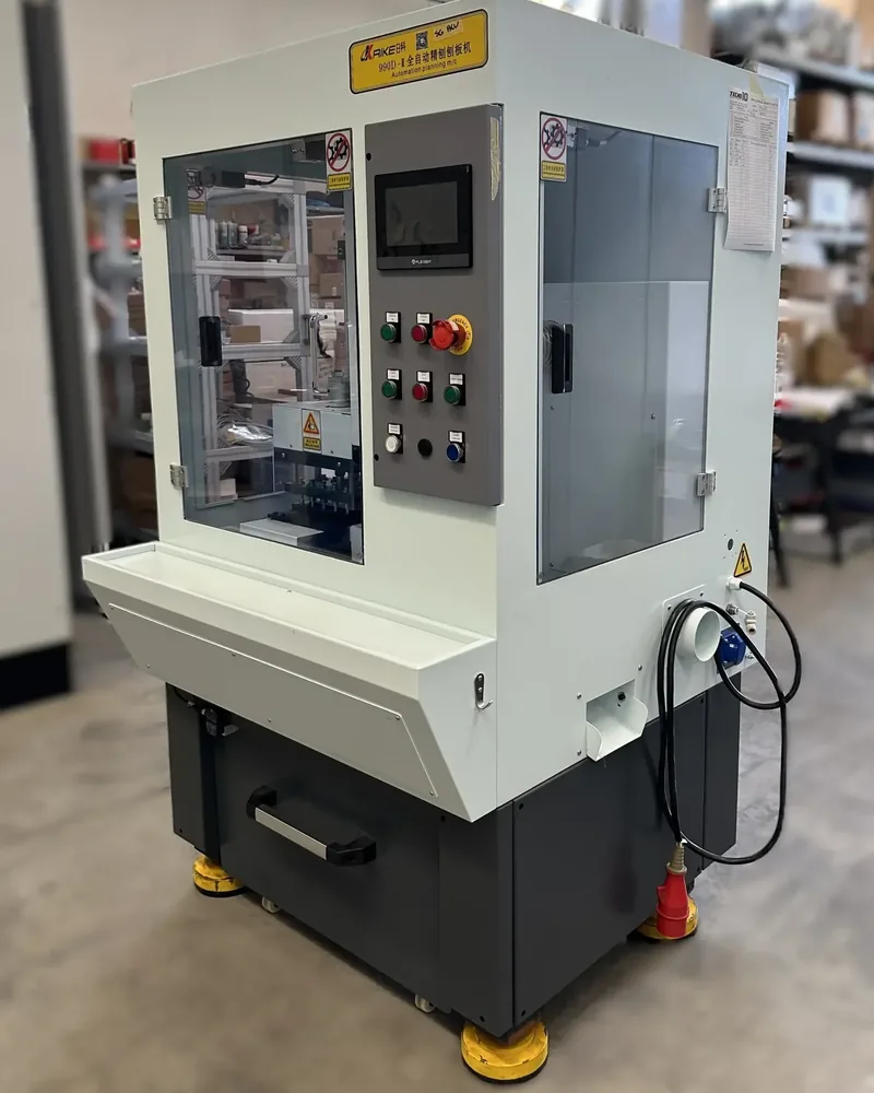 Fresatrice automatica dopo il revamping, con il pannello operatore e i pulsanti delle sicurezze