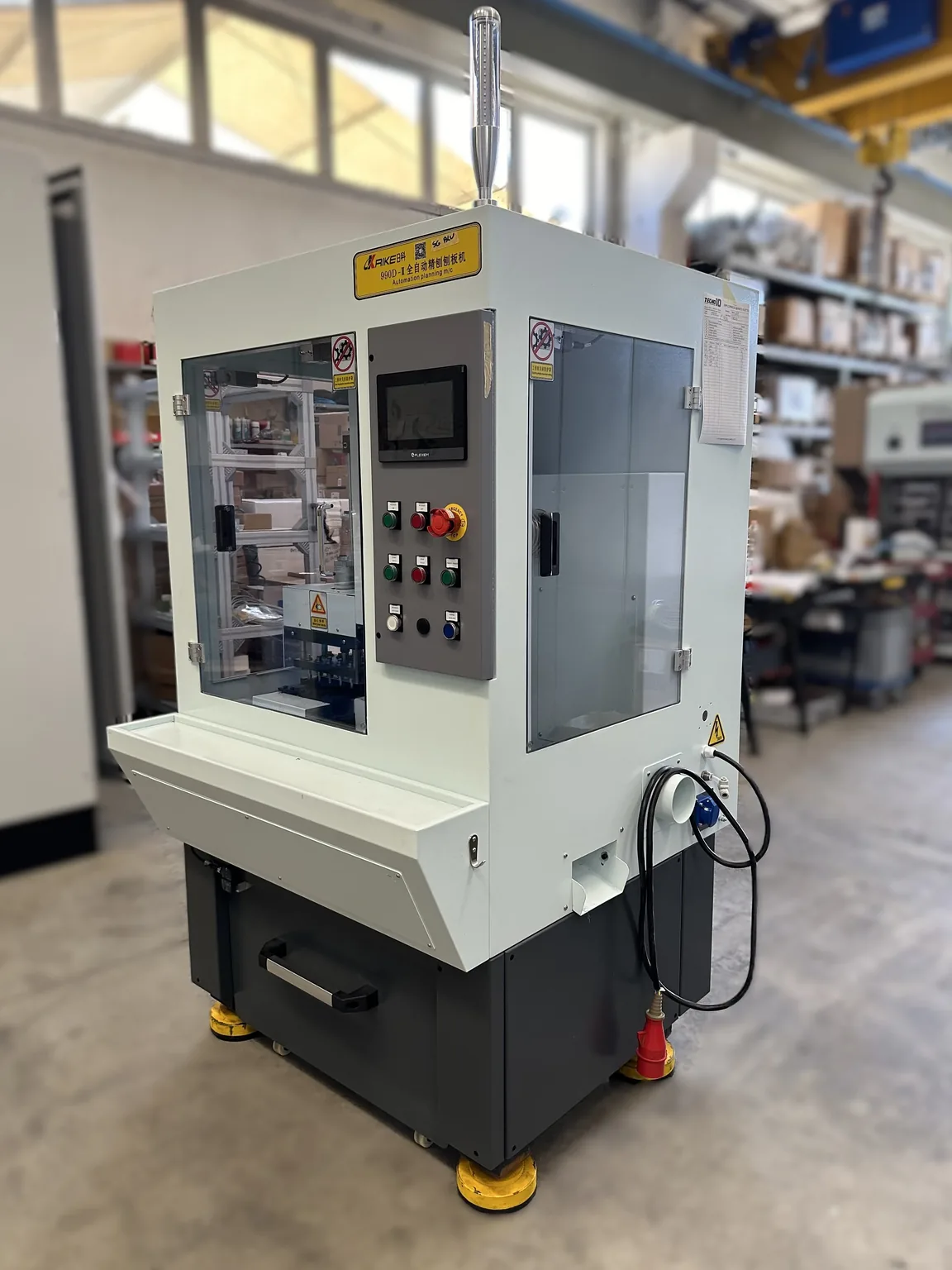 Fresatrice automatica in officina, con la colonna luminosa in alto