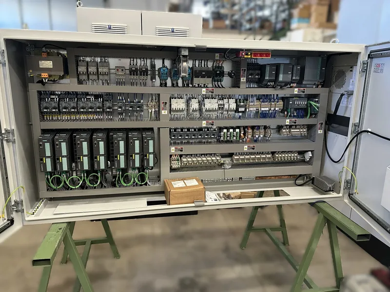 Quadro UL a due ante aperto sui cavalletti, con azionamenti, protezioni e morsettiere cablati