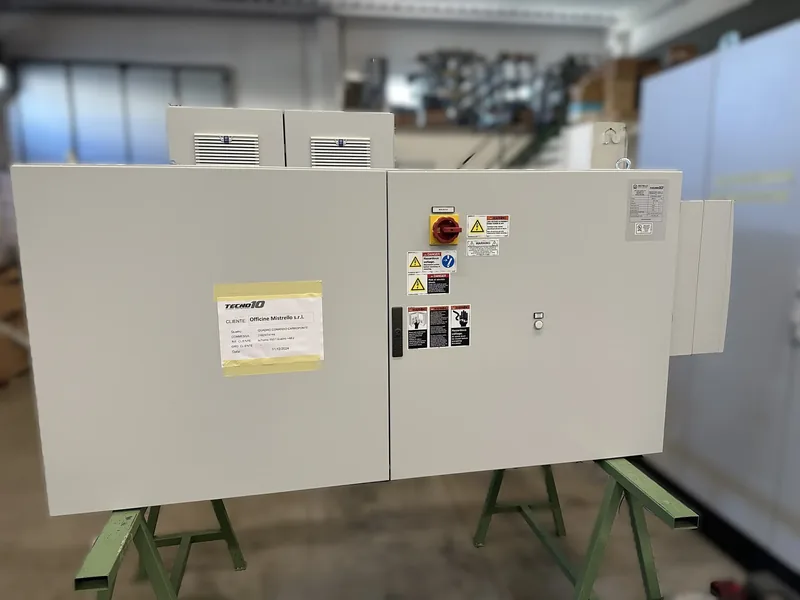 Lo stesso quadro chiuso, con il sezionatore e le targhe di avvertenza sulla porta