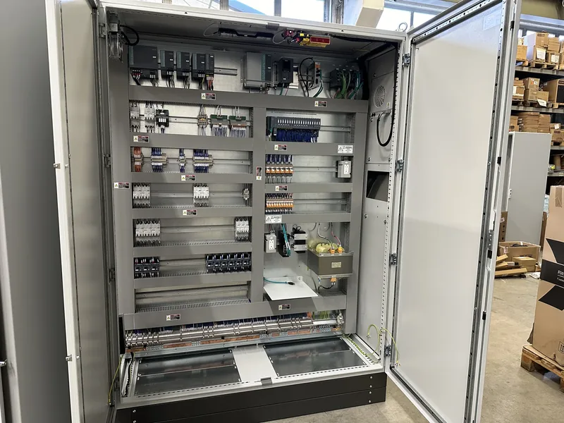 Armadio UL aperto con i moduli del PLC in alto, le protezioni e il trasformatore