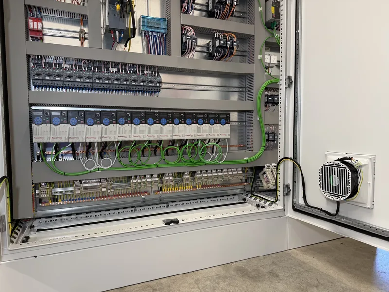 Parte bassa del quadro con gli inverter, le morsettiere e la ventola sulla porta