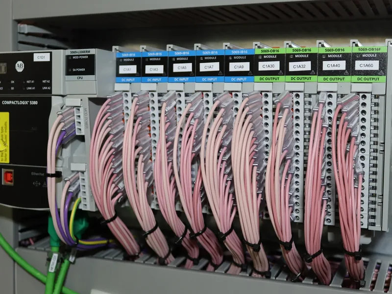 PLC Allen-Bradley CompactLogix 5380 con i moduli di ingresso e uscita cablati