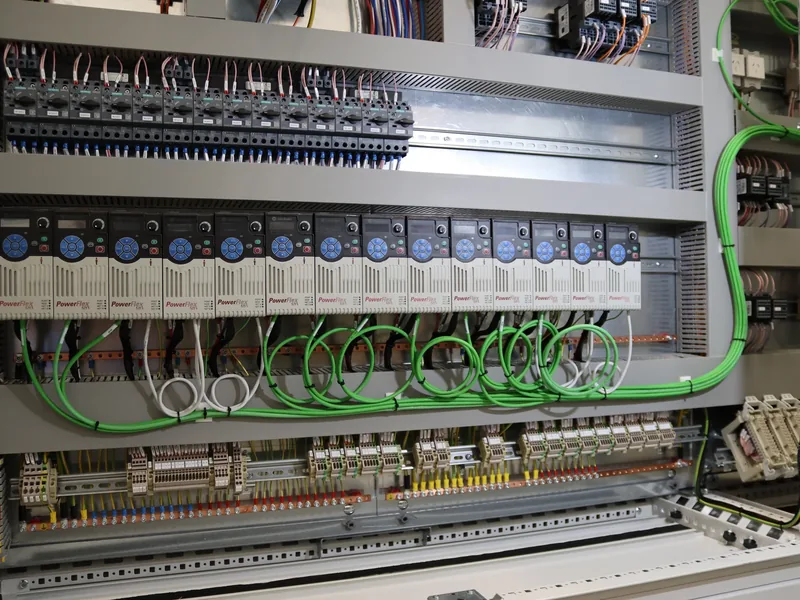 Fila di inverter PowerFlex 525, collegati in rete con i cavi verdi