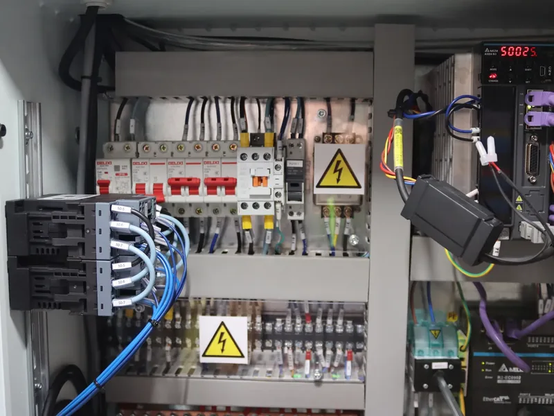 Particolare del quadro: teleruttori, interruttori e un servoazionamento