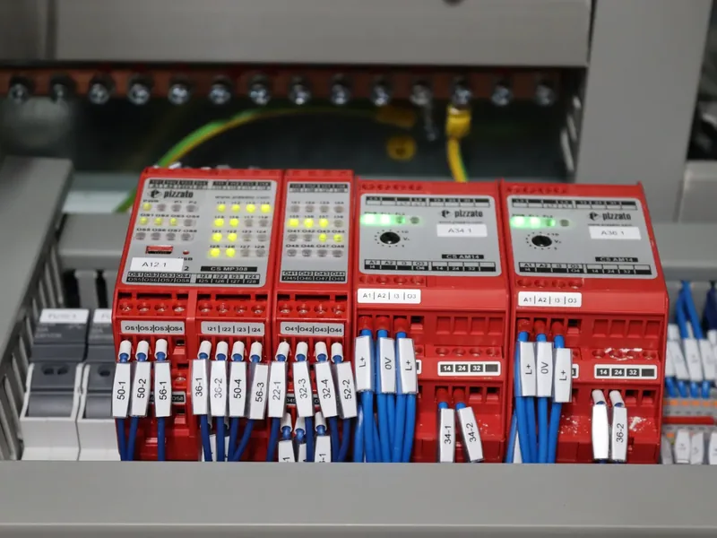Moduli di sicurezza Pizzato cablati nel quadro della macchina