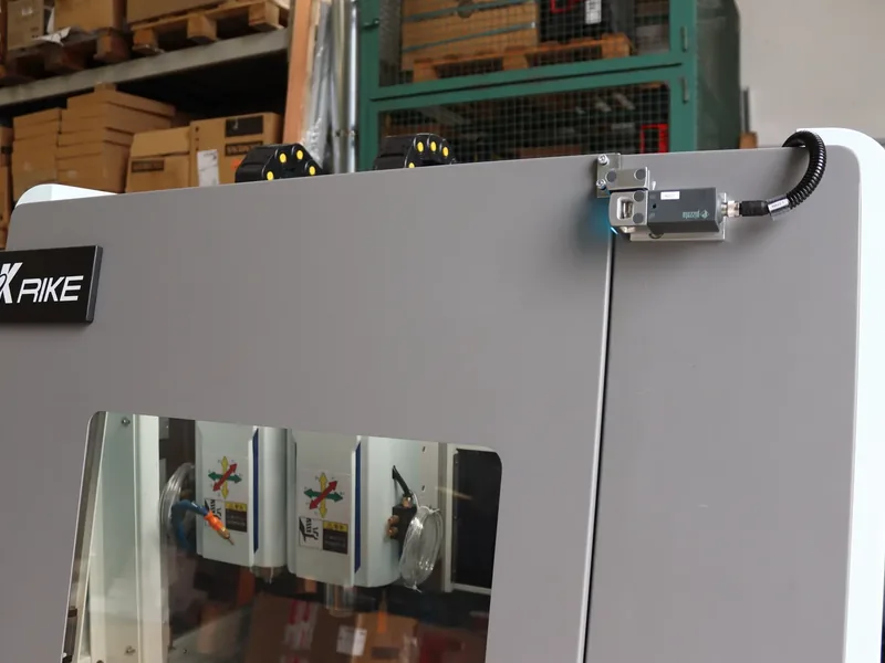 Porta frontale della macchina con il dispositivo di sicurezza in alto a destra