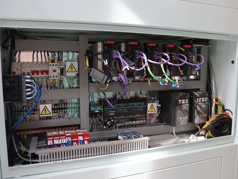 Quadro elettrico della macchina aperto: azionamenti, controllore e moduli di sicurezza