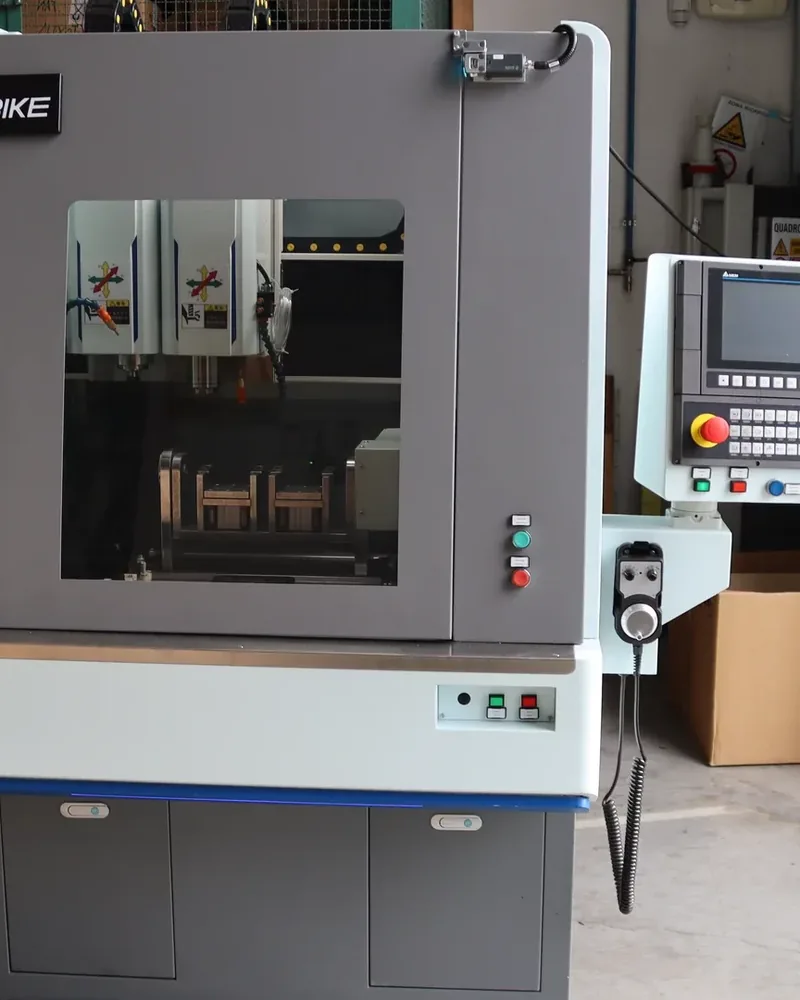 Centro di lavoro a 4 assi dopo il revamping, con il pannello di controllo e il volantino