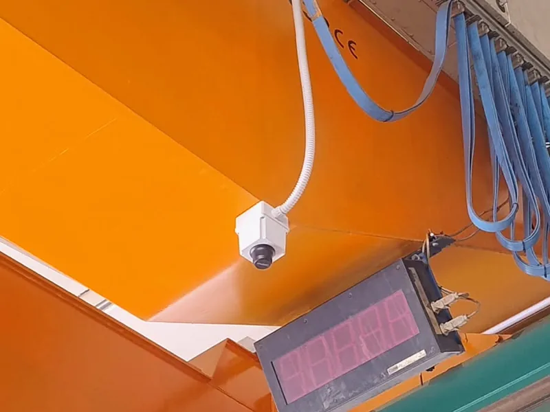 Trave del carroponte da 32 t con la cassetta elettrica, l’antenna WiFi e un display a LED