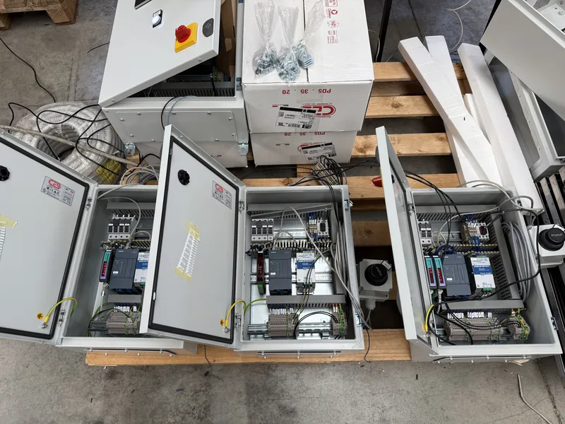 Le tre cassette elettriche dei carroponti aperte prima del montaggio