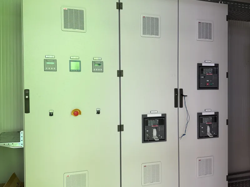 Quadri di controllo e di potenza installati nel container, con strumenti di misura e interruttori ABB sulle ante