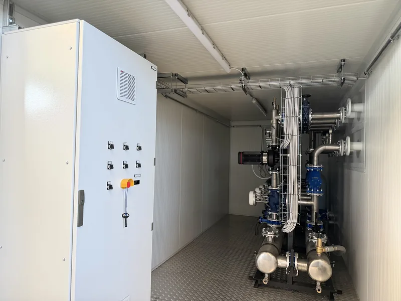 Quadro delle pompe nel container dei circuiti dell'acqua, con i cavi che scendono alle pompe