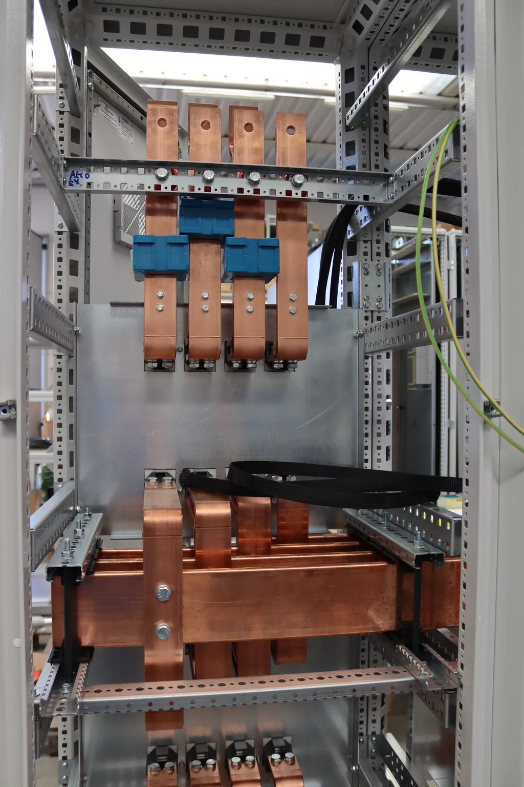 Barre in rame del quadro di potenza in officina, prima del montaggio degli interruttori