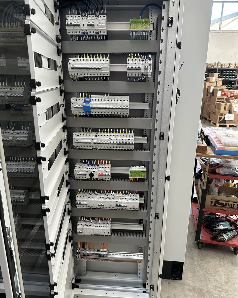 Colonna del quadro generale aperta, con le file di interruttori modulari cablati