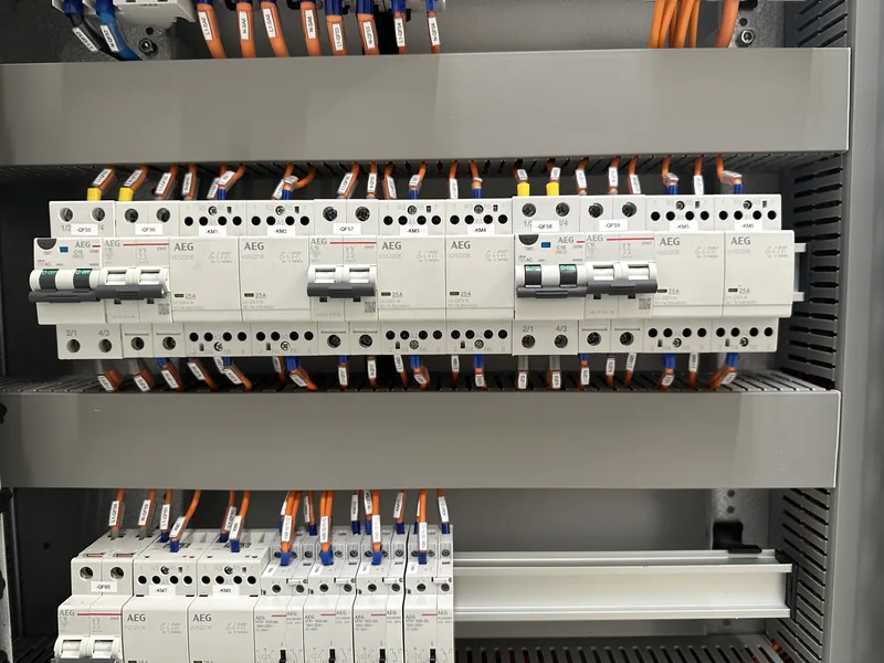 Interruttori e contattori modulari AEG cablati, con i fili dei circuiti di comando in arancione