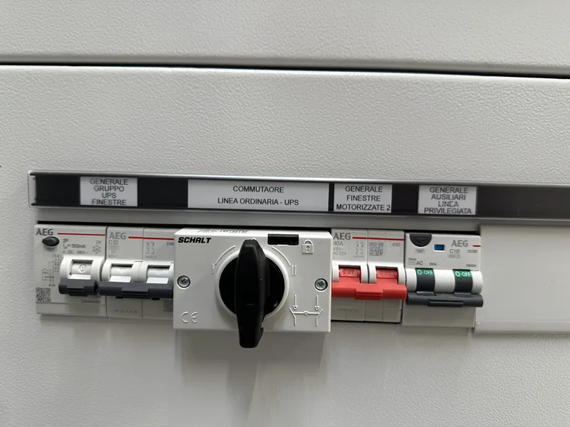 Commutatore tra linea ordinaria e UPS, con le protezioni del gruppo UPS e delle finestre motorizzate
